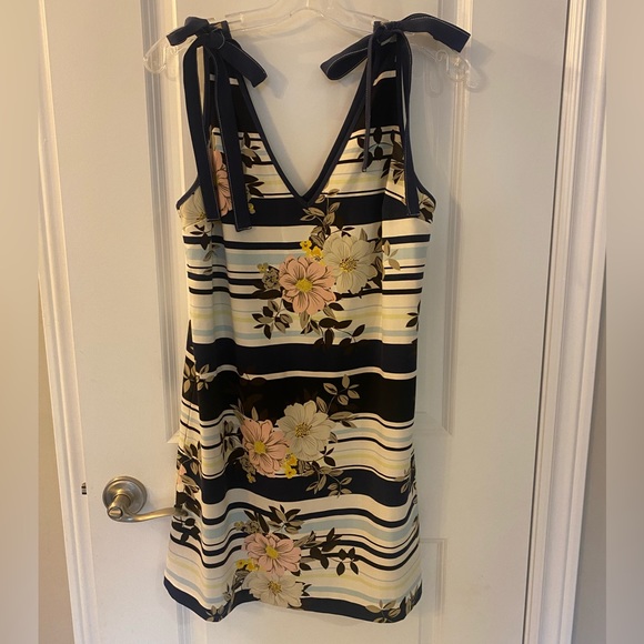 Lovely Guess Dress - Picture 1 of 2